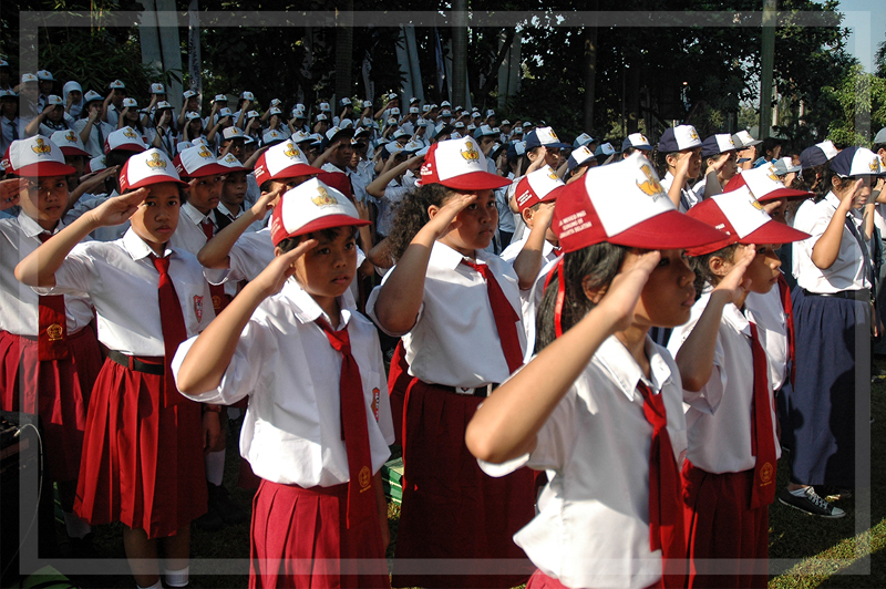 Siswa sedang Upacara dengan khidmat